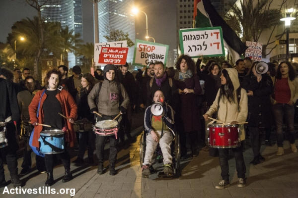 Israelische Aktivisten marschieren whrend einer Protestaktion vor dem Hauptquartier der israelischen Armee in Tel Aviv-Stadt in Solidaritt mit dem Rckkehrmarsch des Gazastreifens und gegen die israelische Blockade am 30. Mrz 2019. Israel (Keren Manor / Activestills.org)