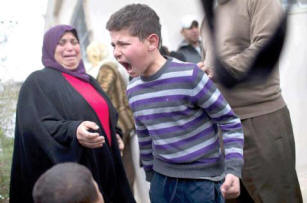 Dieser kleine Junge kam Heute von der Schule nach Hause und konnte nur noch mit ansehen, wie die israelischen Besatzungstruppen das Haus und die Existenz seiner Familie zerstörten. 